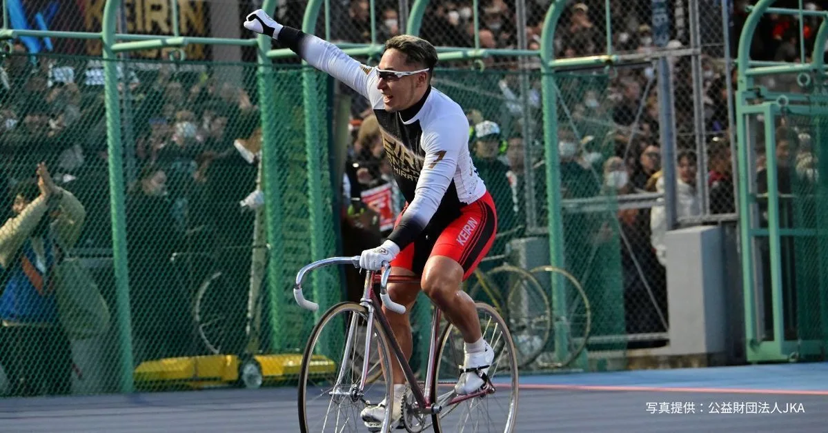 ゴール後、観客の声援に応えて右手を高く上げる郡司浩平選手(写真提供:公益財団法人JKA)