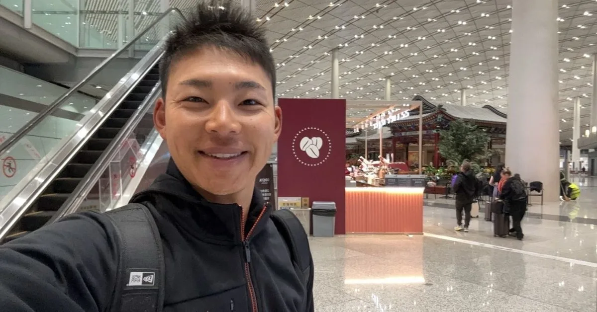 海外遠征先の空港で笑顔で自撮りする今村選手