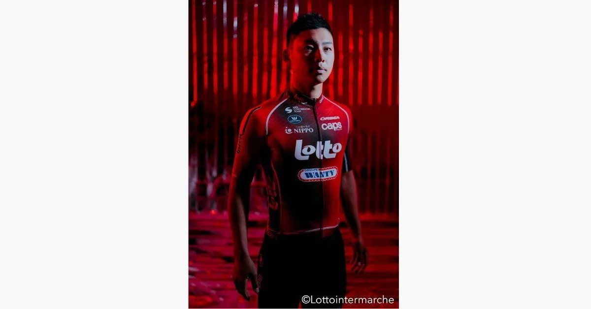 チームウェアを着た今村駿介選手のプロフィール写真(©Lotto Intermarché)