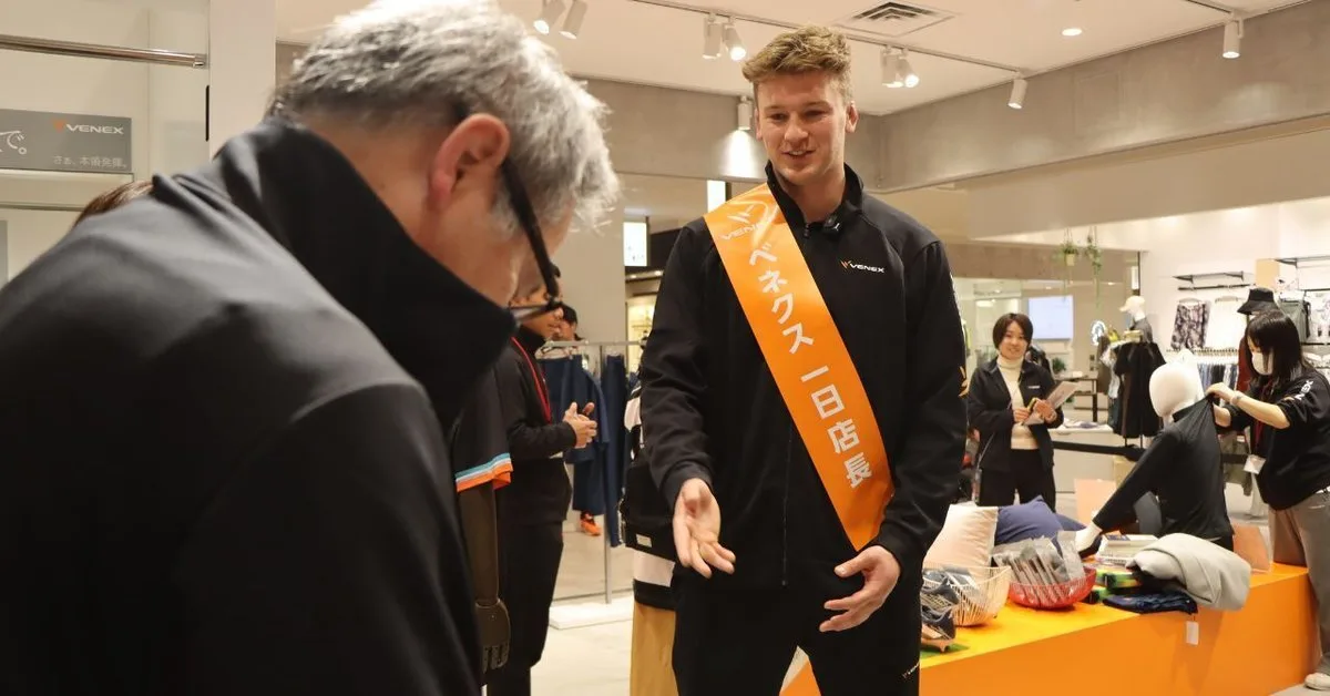 来店したお客様に商品をおすすめするヴァンジーランド選手