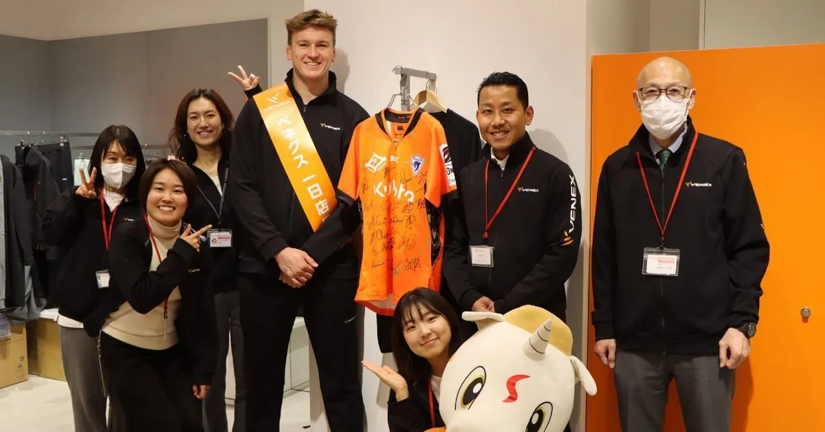 イベント終了後、ユニフォームとマスコットとともに並ぶヴァンジーランド選手とVENEXスタッフの集合写真