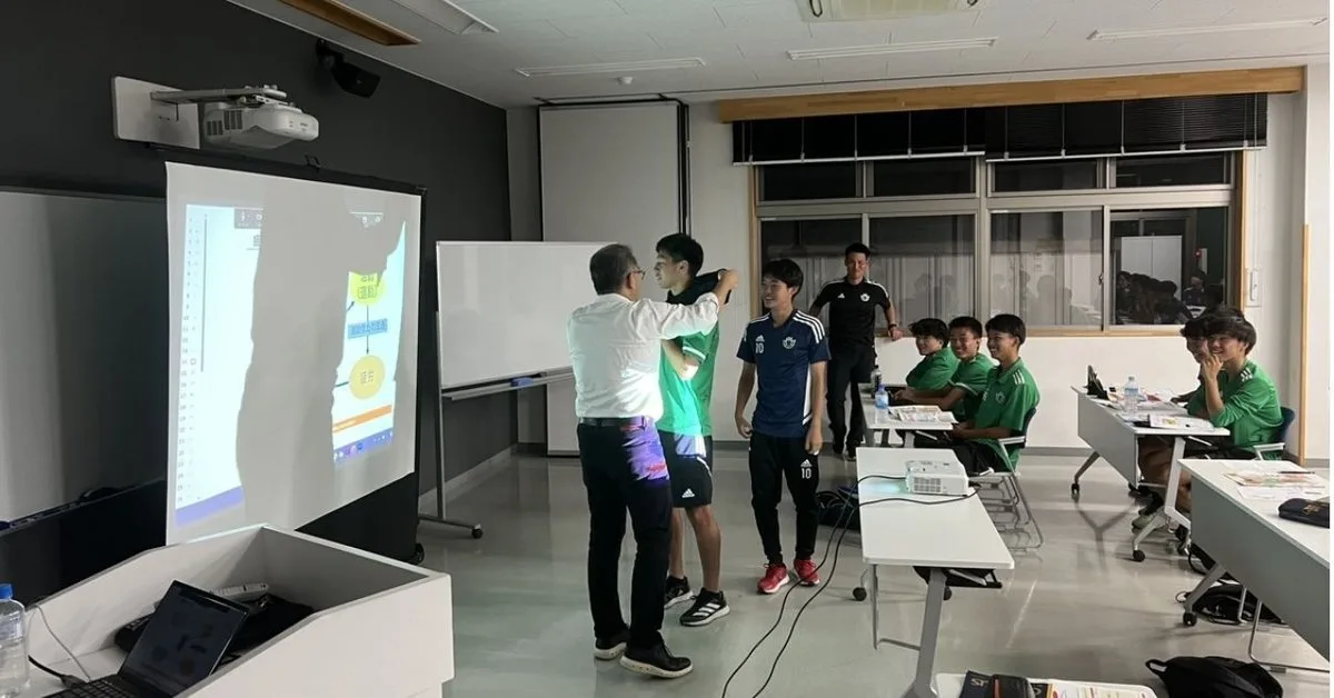 講座内でリカバリーウェアを実際に着用して体感する選手