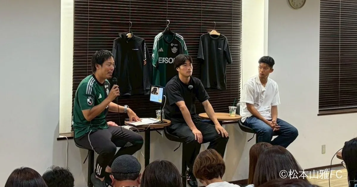 喫茶山雅でのカフェトーク。左からクラブプロモーション担当の片山真人さん、金子選手、白井選手