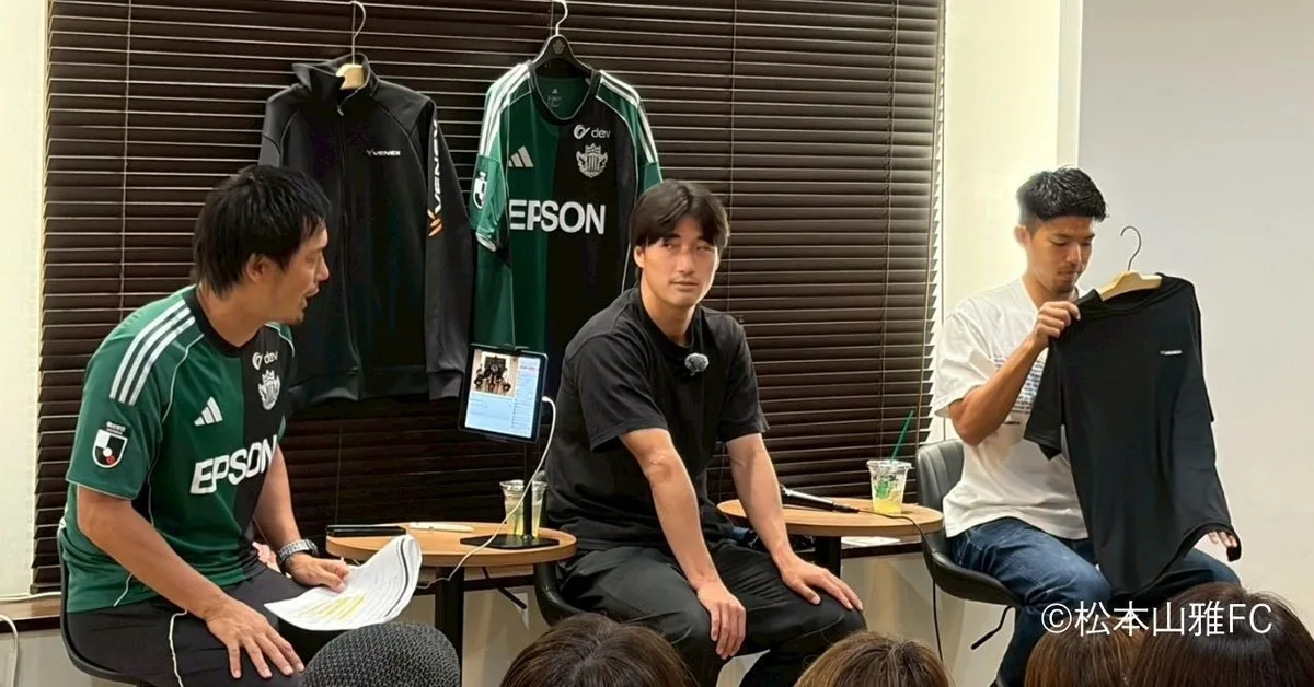 リカバリーウェアを手に、着用した感想を語る白井選手と金子選手