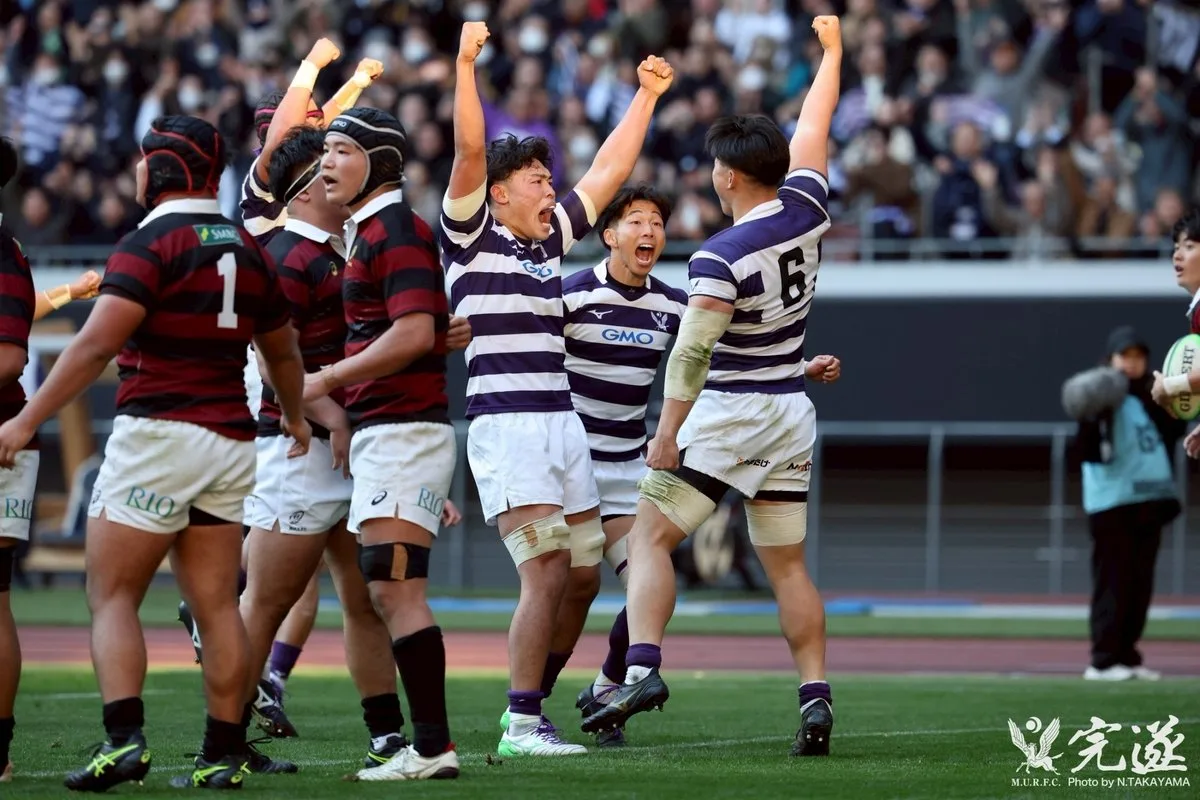 得点を挙げて両手を突き上げ喜ぶ明治大学の選手たち