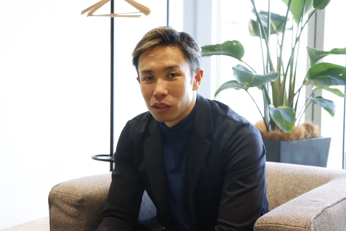 こちらを見つめて語る富田宇宙選手