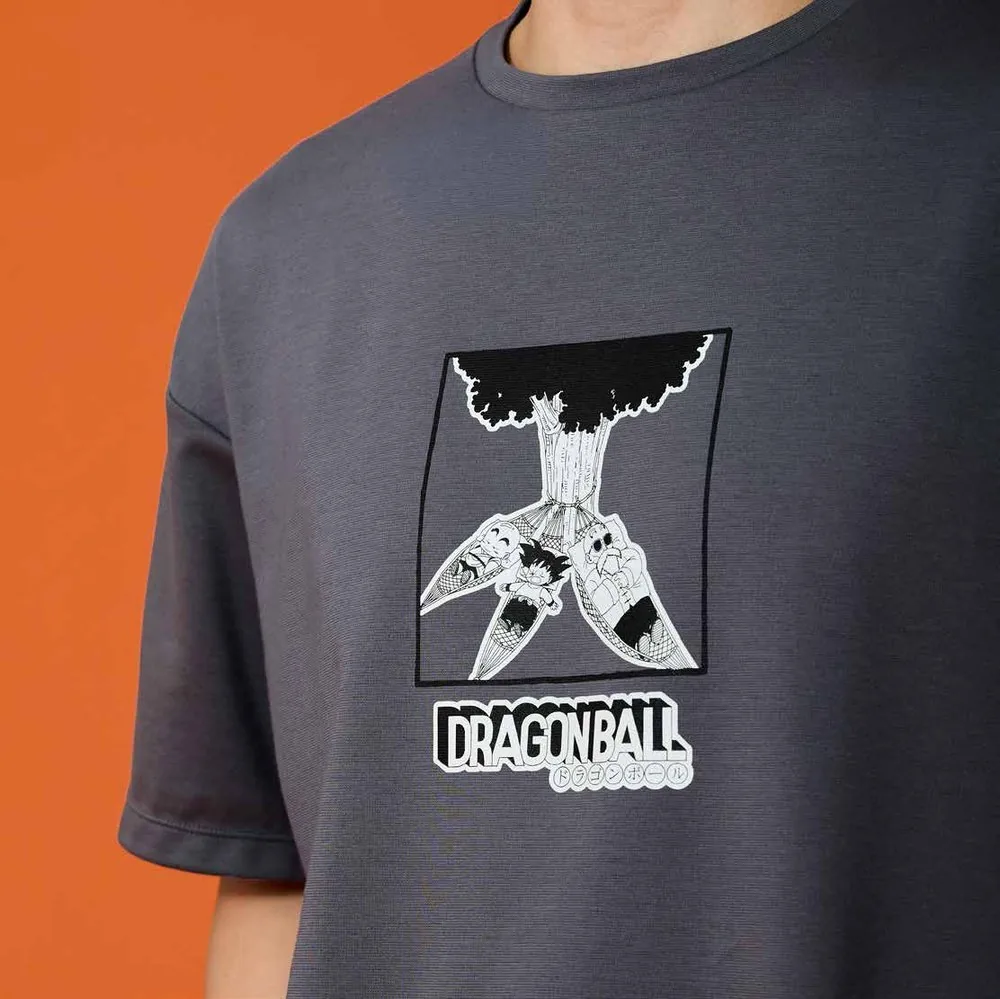 Tシャツ背面プリントのクローズアップ（DRAGONBALL ロゴ入りイラスト）