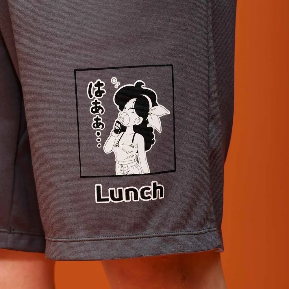 ショートパンツのプリントのクローズアップ（Lunch）