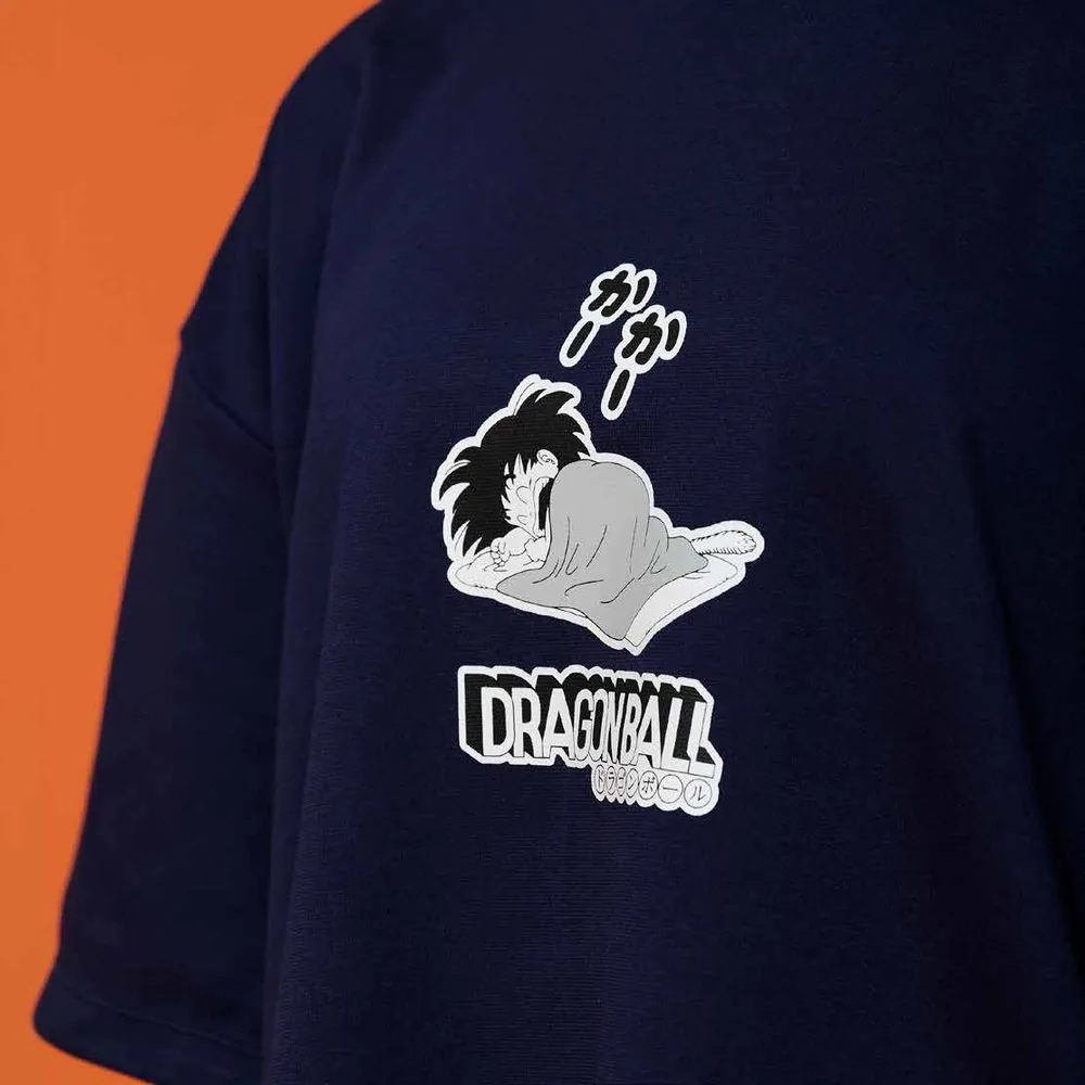 Tシャツ背面プリントのクローズアップ（DRAGONBALL ロゴ入りイラスト）