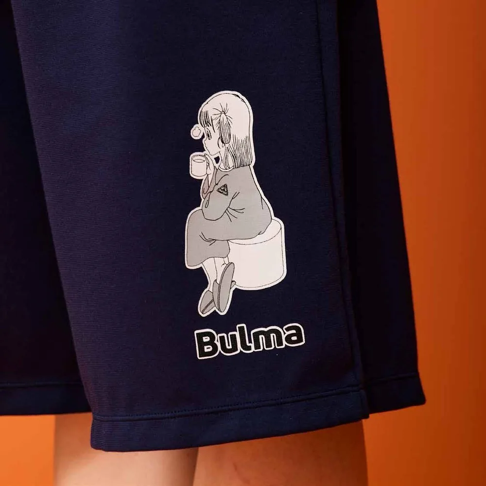 ショートパンツのプリントのクローズアップ（Bulma）